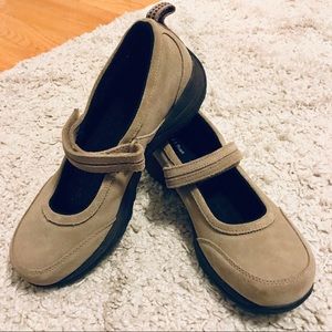 L.L. Bean Mary Jane-Style Clogs 9.5W